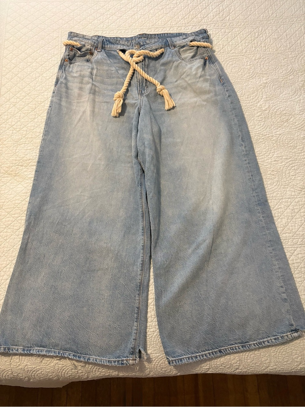 American Eagle Strigid super high waist ultra wide leg jeans. Size XL-XXL